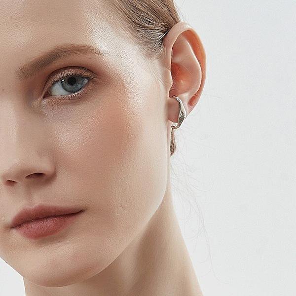 Ear Cuff in argento dal design fluido e minimalista, un paio