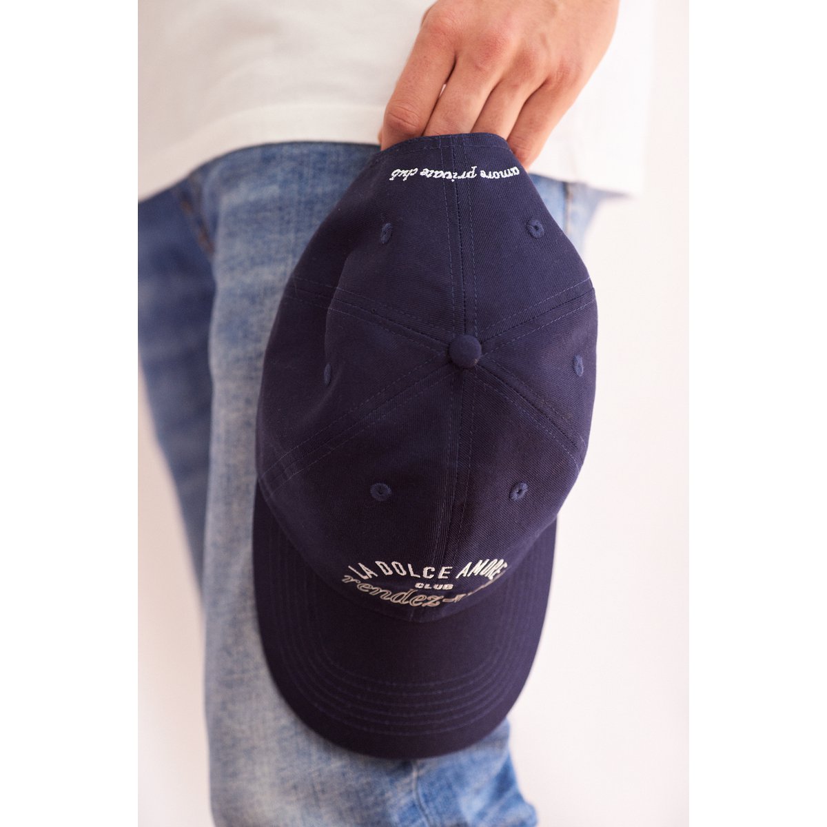 Broderet bomuldshætte