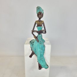 Bronze-Skulptur "woman who reads" by Hamed Nikiema | 28 cm