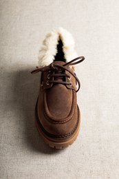 SAILOR RHUM BROWN – Wildleder-Bootsschuh mit dicker Sohle und Kunstpelzkragen