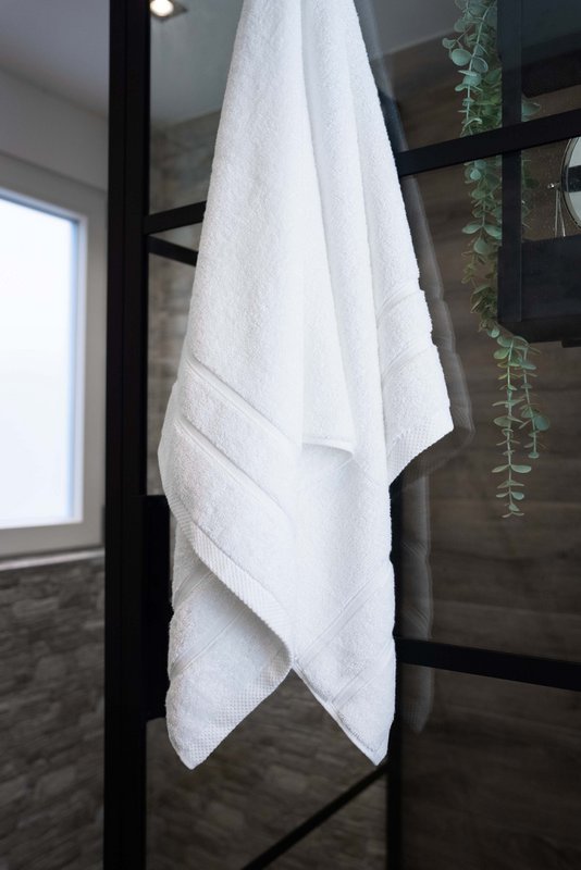 Ultra Deluxe Badetuch 70 x 140 cm, 675 g/m² Oliv