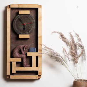 Papier-maché wandklok-radioluisteraar
