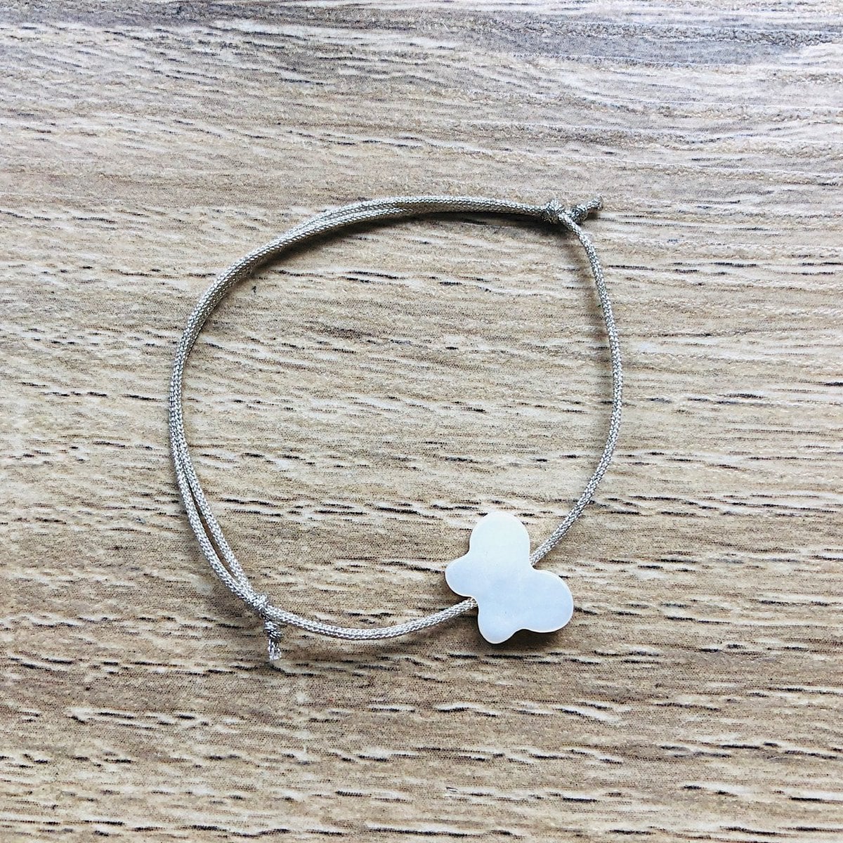 Camille-Kinderarmband aus Perlmutt mit verstellbarer Silberkordel