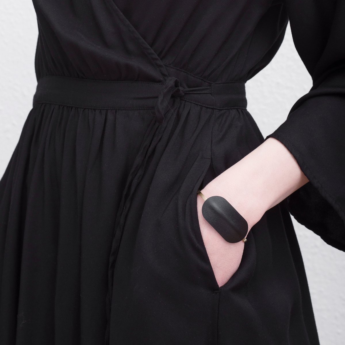 Bracelet manchette ovale noir