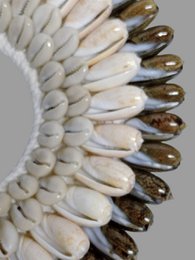 Collana Papua Collana di conchiglie su decorazione di conchiglia standard Copia