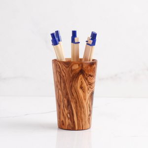 Handgemaakte potloodhouder van olijfhout - Een natuurlijk en praktisch bureauaccessoire voor de dagelijkse organisatie