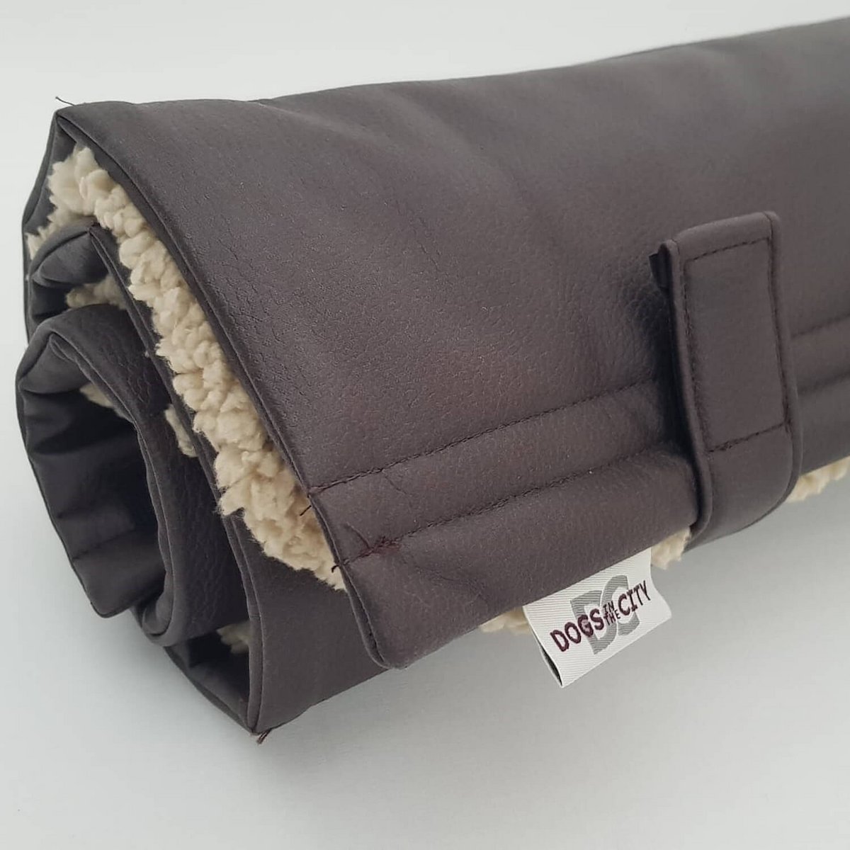 Reisematte Travel Mat Saddle graphit mit Kunstfelldecke Teddy plüsch beige