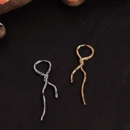 Boucles d'oreilles fines à nœud torsadé au design unique, une paire