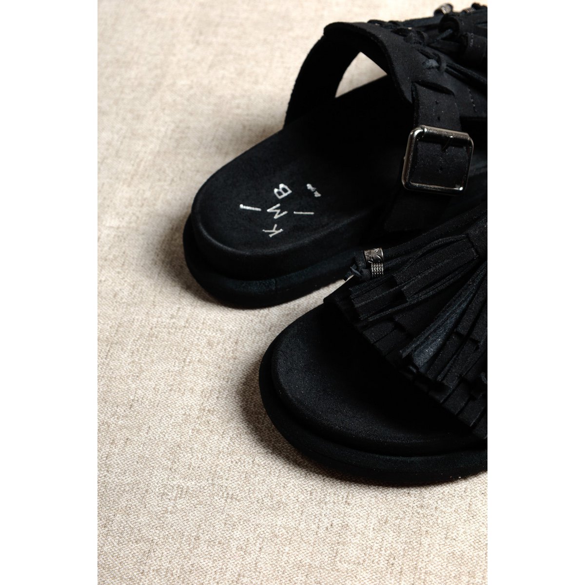 HELENA BLACK – Bio-Sandale mit Fransen und Metallschnalle