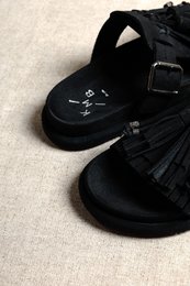 HELENA BLACK – Bio-Sandale mit Fransen und Metallschnalle