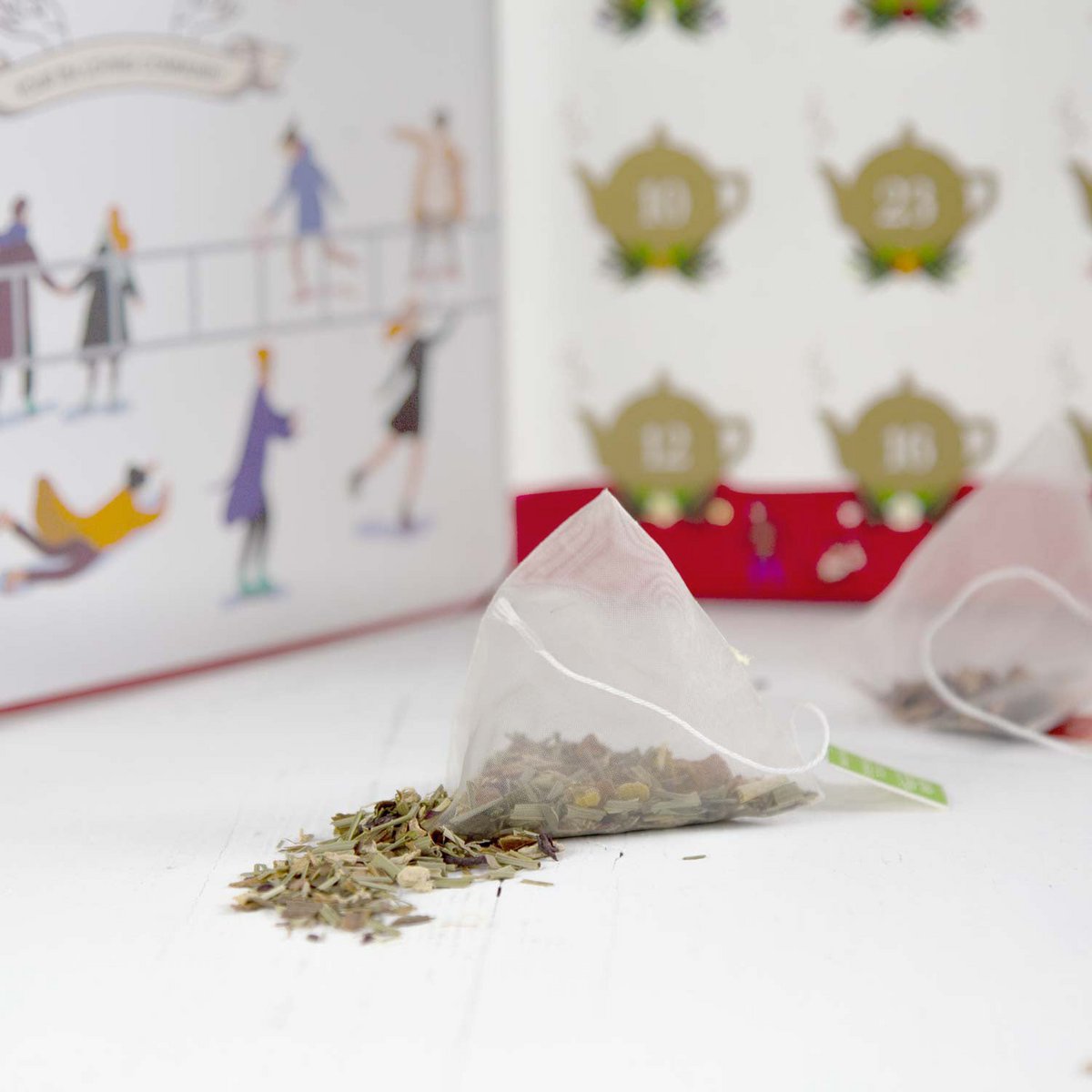 ETS - Teebuch Tee Adventskalender mit Schleife "Wellness", 25 Boxen mit BIO-Tee in hochwertigen Pyramiden