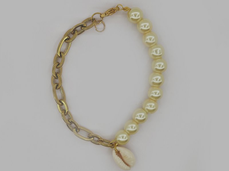 %2376 Cowrie shell pearl bracelet