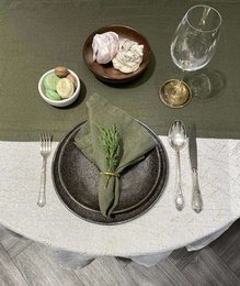Linen table runner Moss