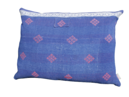 Vintage Kantha cushion cover in purple with diamond pattern design. Made of cotton fabric.