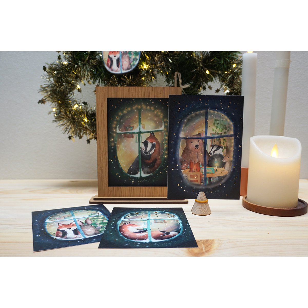 Juega el juego de cartas de Navidad junto a la ventana