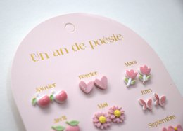 Doos met 12 keramische oorbellen – Een jaar van roze poëzie