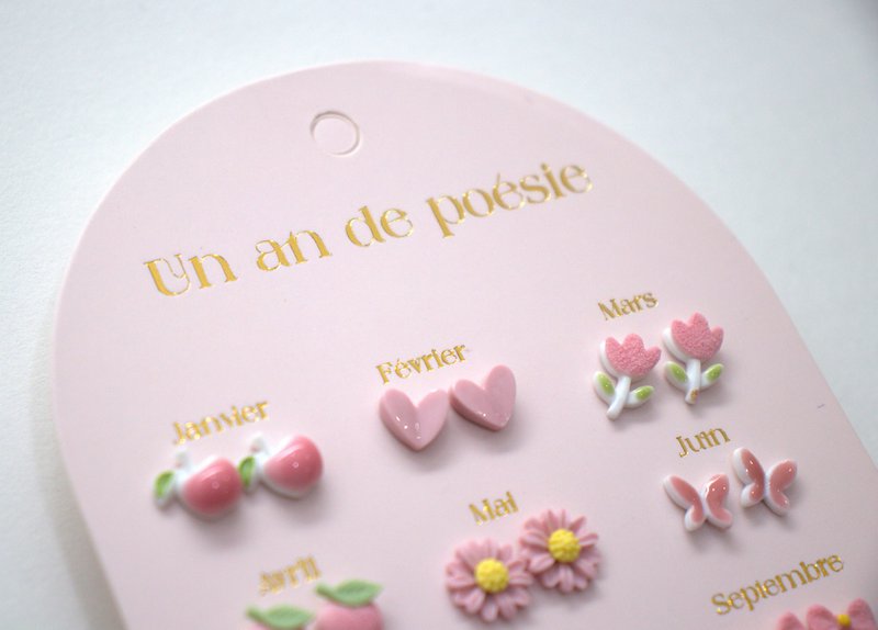 Doos met 12 keramische oorbellen – Een jaar van roze poëzie