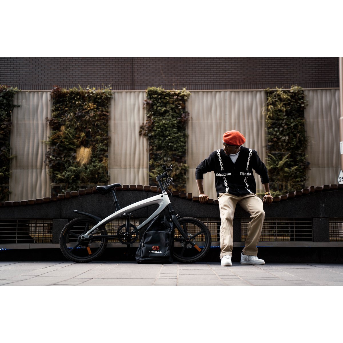 Le vélo électrique Cruzaa Pedal-assist Bluetooth Carbon Black