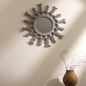 Sunburst-Holzspiegel mit Metallic-Finish – skulpturaler Wandakzent