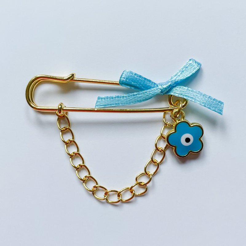 Anstecknadel Glücksbringer als Geschenk zur Geburt mit Evil Eye in hellblau und Kette