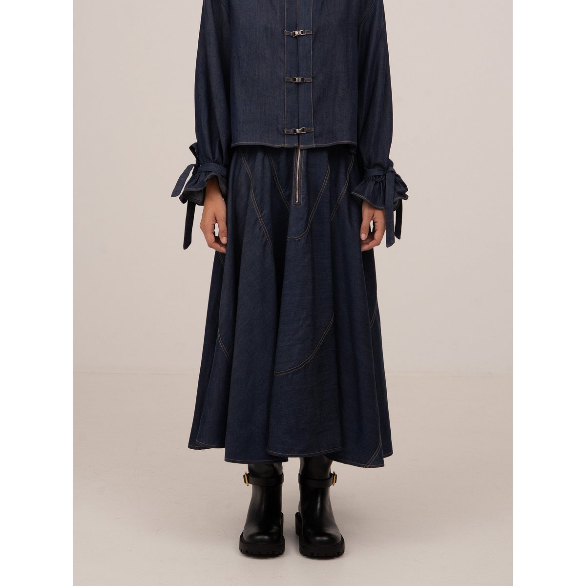 Gonna longuette blu con sovrapposizione di jeans