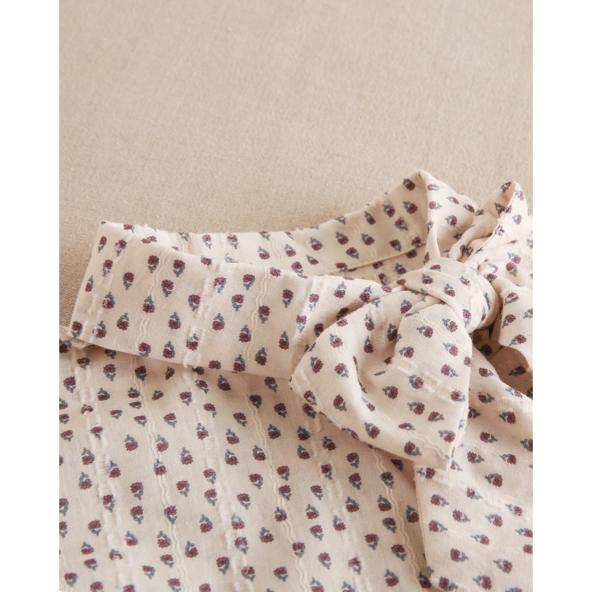 Chemisier fleuri pour fille avec texture et nœud au cou P79-11604155