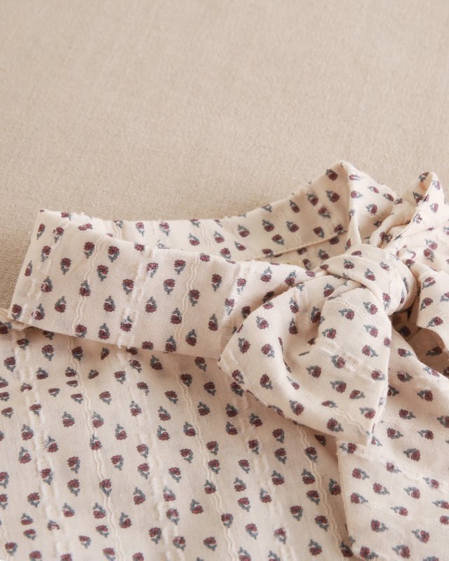 Blomsterbluse til piger med tekstur og sløjfe ved halsen P79-11604155