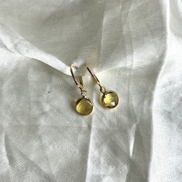 Classy gold-tone hoop earrings with yellow gemstone accents. Elegant and versatile accessory.