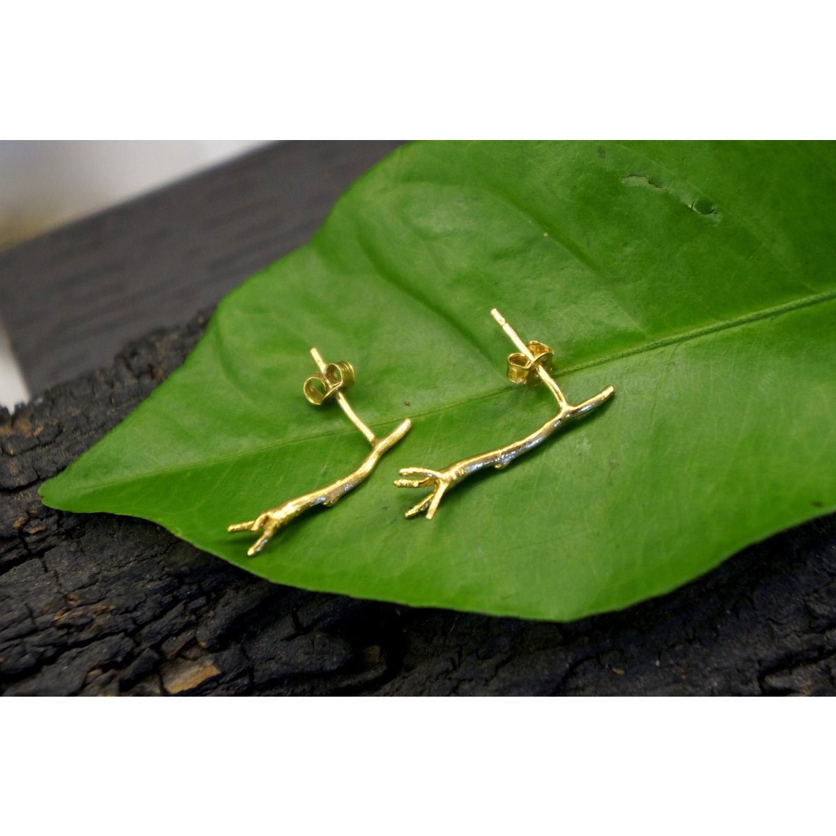 Petites boucles d'oreilles à tige : Jasmine Twig Design - Or sur argent sterling