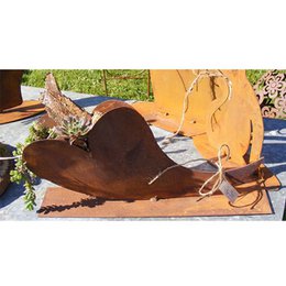 Vintage decorative heart-shaped planter, 35cm x 17cm, with a patina finish and natural plant elements.
The image shows a vintage, decorative heart-shaped planter made of metal with a patina finish. The planter measures approximately 35cm x 17cm and features natural plant elements, such as twigs and leaves, attached to it. The heart shape and patina finish give the planter a rustic, weathered appearance, making it suitable for use as a decorative piece in a garden or outdoor setting.