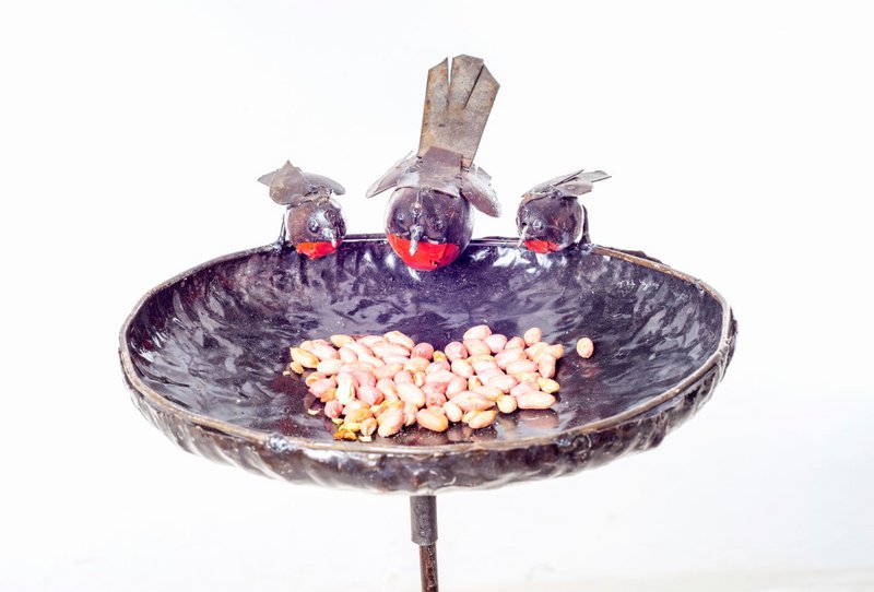 METAL ROBIN LARGE BOWL BIRDFEEDER ON STICK