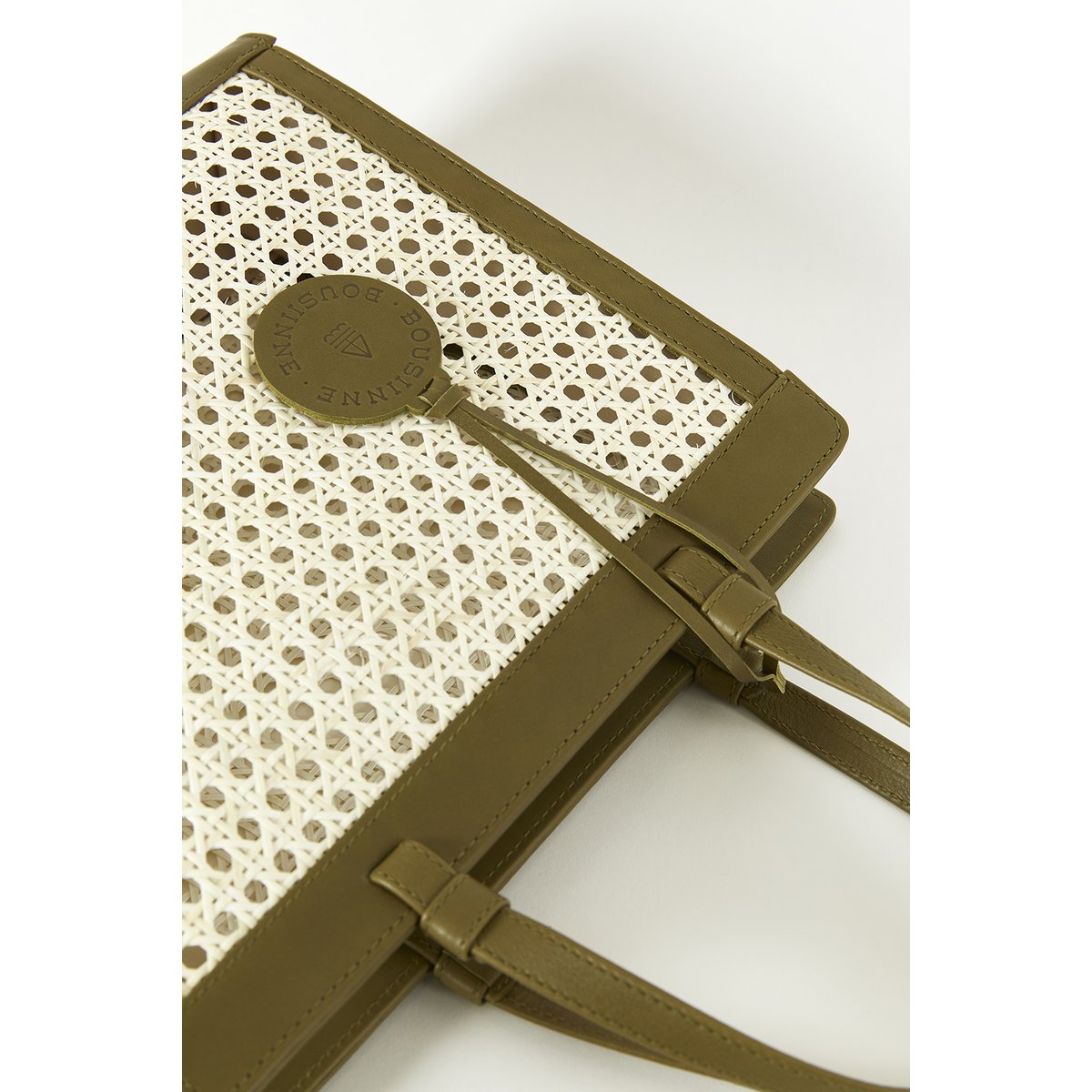 KHAKI CHAÎSE CARRÉ HANDTAS