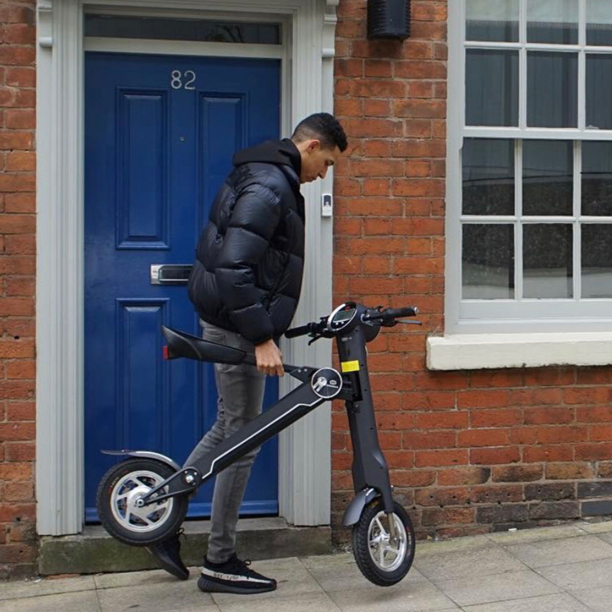 De officiële exclusieve Cruzaa E-Scooter Carbon Black
