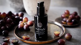 A cleansing oil with a dark, sleek bottle surrounded by fresh grapes on a wooden surface.
The re.start cleansing oil is a dark, sleek bottle containing a nourishing cleansing oil. The product is designed for facial cleansing, with a formula that gently removes impurities while maintaining the skin's natural moisture balance. The image showcases the product against a backdrop of fresh, ripe grapes, creating a visually appealing and natural setting.