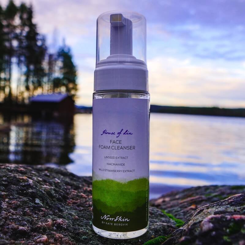 Natural Cleansing Foam - Natuurlijke, veganistische en schone, schoonheidsgecertificeerde huidverzorging uit Scandinavië