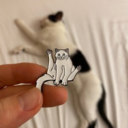 Enamel Pin "Sitting Cat"