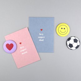 Zet de magneet met ansichtkaart Tessa Mum + Herz