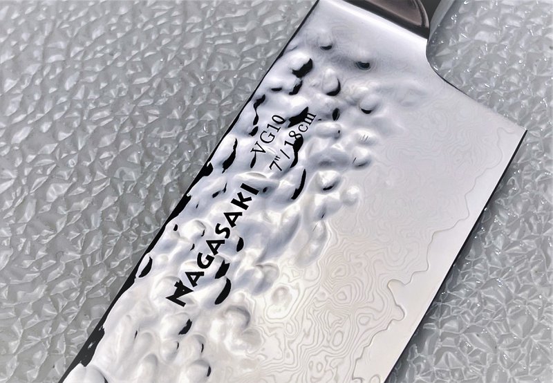 Nagasaki håndhamret Santoku-kniv