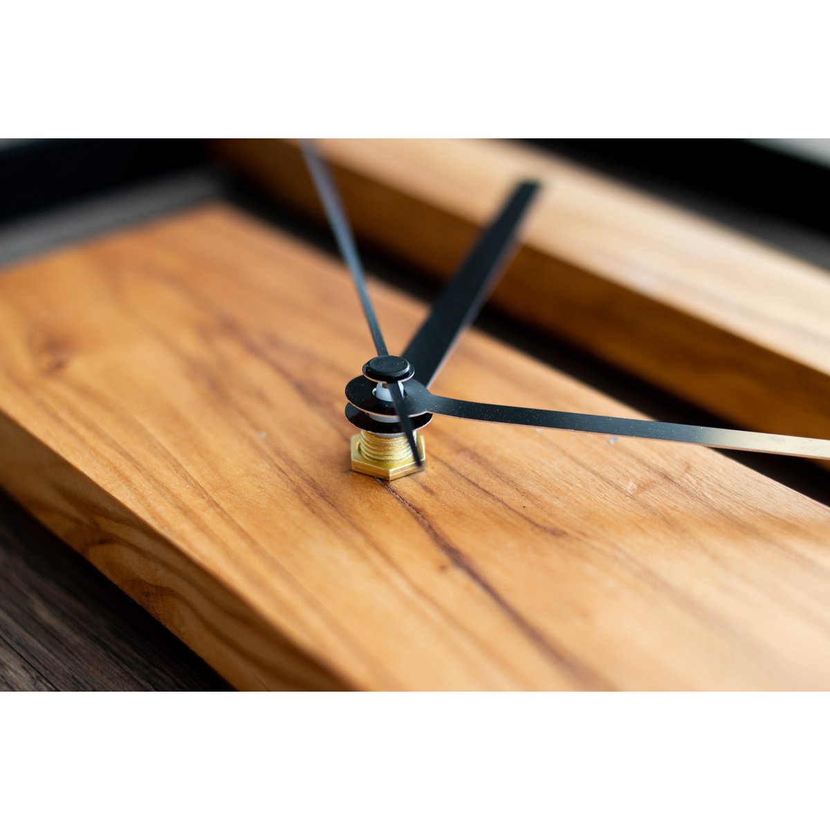 Reloj de pared moderno de madera de olivo