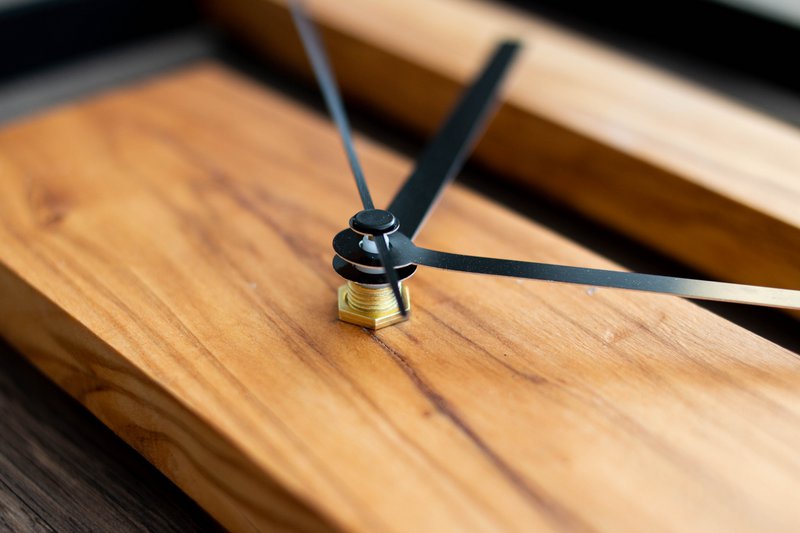 Reloj de pared moderno de madera de olivo