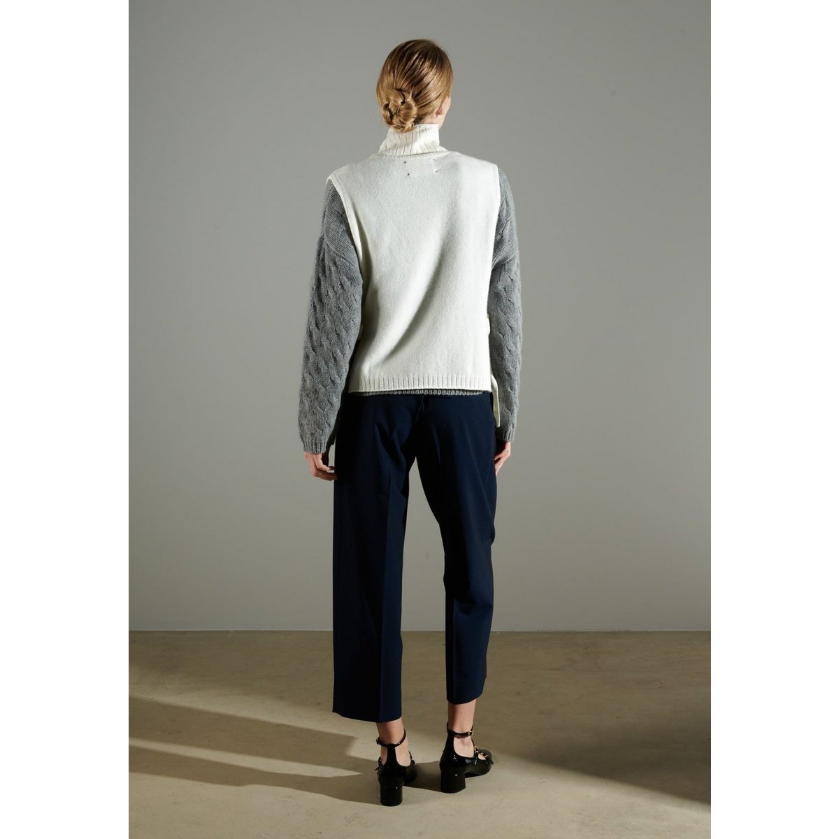 NAMI 15 Sleeveless 4-thread high-neck cardigan in ecru white cashmere