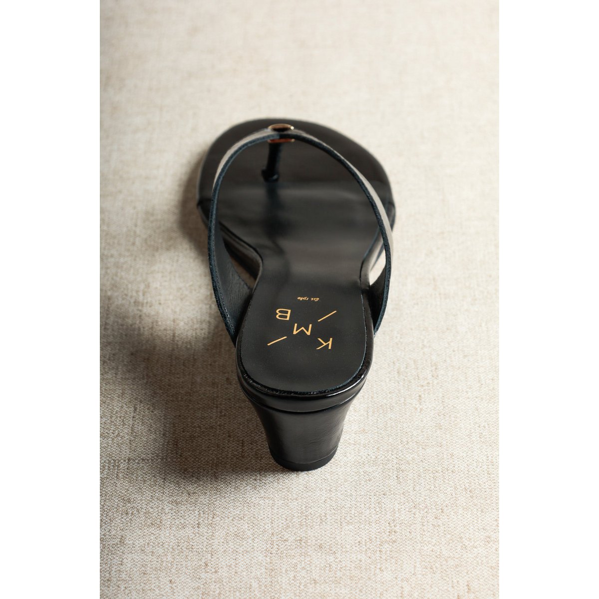 AURORA BLACK – Keil-Zehensteg-Sandalen aus Leder