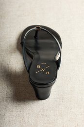 AURORA BLACK – Keil-Zehensteg-Sandalen aus Leder