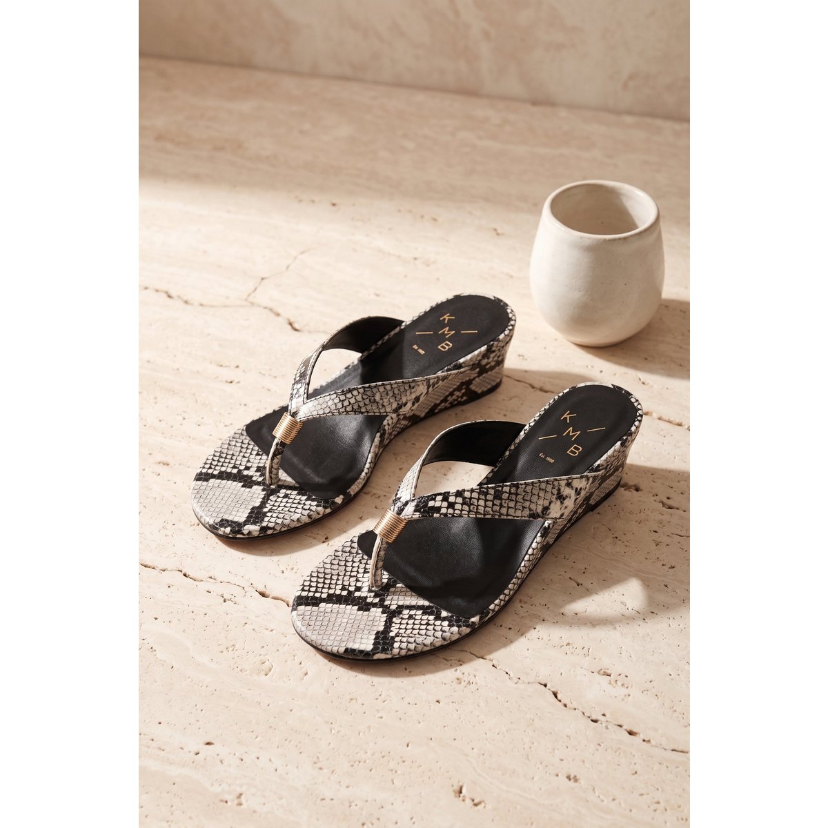 AURORA OFF WHITE – Keil-Zehensteg-Sandalen aus Leder mit Schlangenprägung