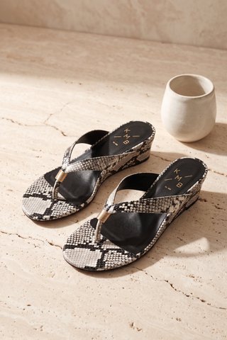 AURORA OFF WHITE – Keil-Zehensteg-Sandalen aus Leder mit Schlangenprägung