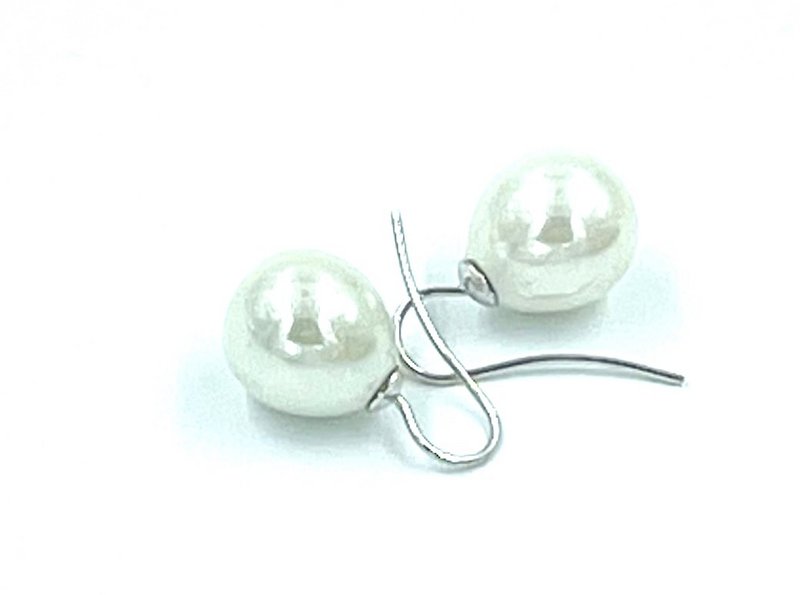 Pearl earrings classic color white