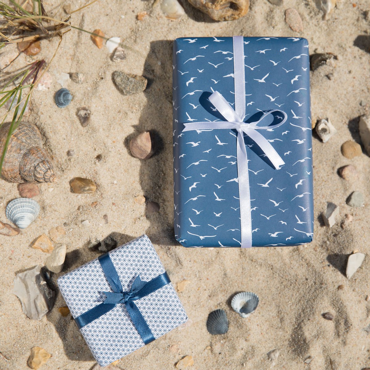 Bird wikkel papier blauw - maritiem inpakpapier met meeuwen, als een geschenkverpakking voor doop, communie of bevestiging
