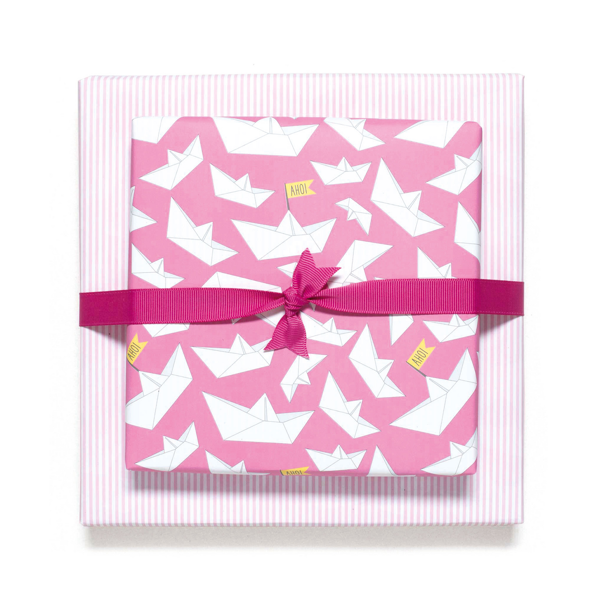Pink indpakningspapir med papirbåde og striber - lyserødt indpakningspapir med papirbådmønster, ideelt til børns fødselsdag, dåb, fødsel.