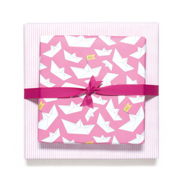 Pink indpakningspapir med papirbåde og striber - lyserødt indpakningspapir med papirbådmønster, ideelt til børns fødselsdag, dåb, fødsel.