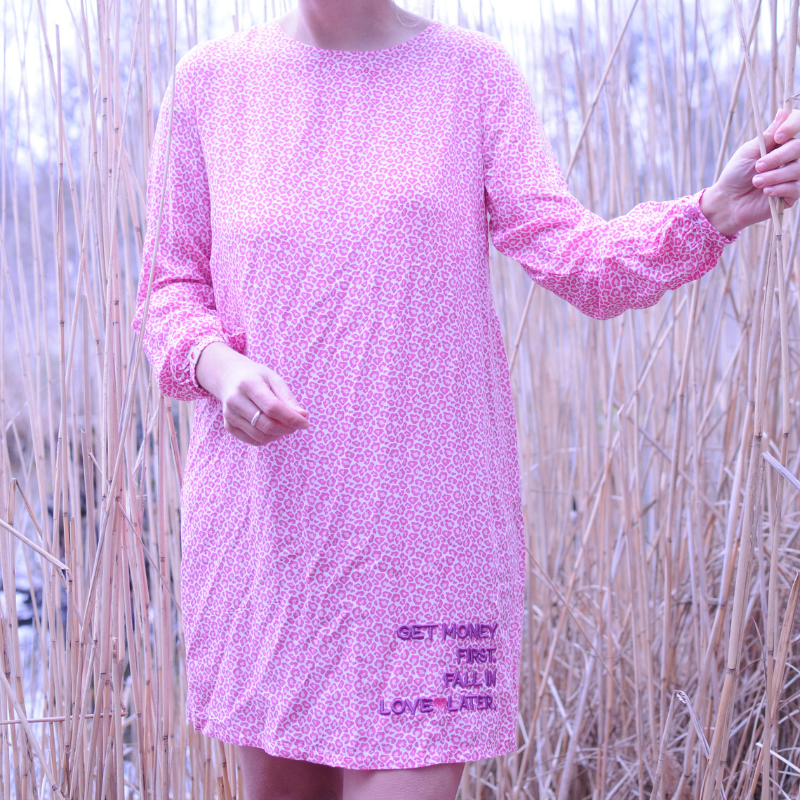 Zomerjurk %23GirlBoss ROZE leoprint viscose %23StatementFashion "The Message Dress"